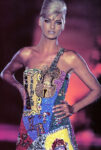 1500 LINDA VERSACE VOGUE SPIRIT RESTORATION Tra pop e postmoderno, Gianni Versace è il re di un’epoca. Il museo del Traje di Madrdid ne celebra l’anima classica. Memorie greco-romane, sotto il segno di Medusa