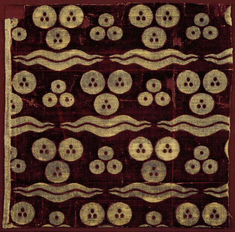 2 Tessuto a motivo decorativo Chintamani Bursa Turchia XVI secolo 53 x 54 x 22 cm1 Villa Medici. Mostre che mettono al tappeto