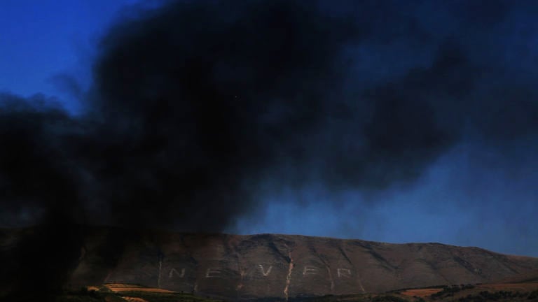 25 Vi ricordate la scritta Dux sul monte Terminillo? Anche Enver, dittatore d’Albania, aveva il suo tributo in stile land art. Ma Armando Lulaj s'è messo a fare gli anagrammi…