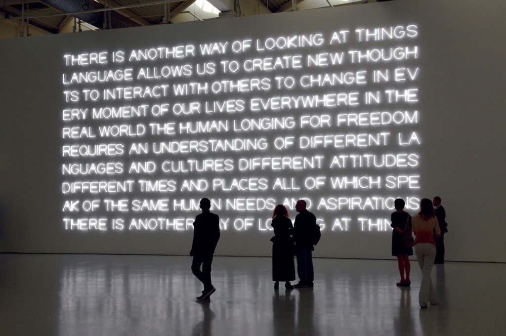 Maurizio Nannucci e le parole come cose. Una nuova scultura luminosa al Musée di Saint-Etienne: scrittura di luce, frammento di pensiero. Un assaggio, con video e foto