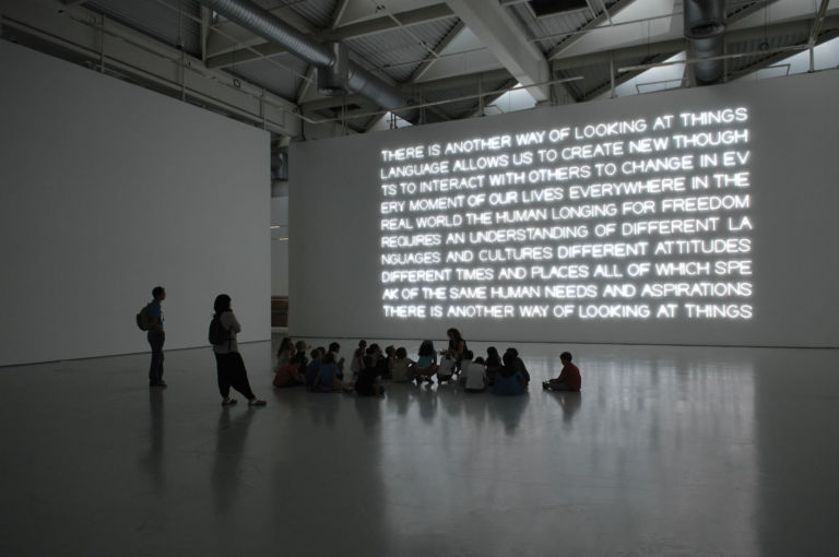 36 Maurizio Nannucci e le parole come cose. Una nuova scultura luminosa al Musée di Saint-Etienne: scrittura di luce, frammento di pensiero. Un assaggio, con video e foto