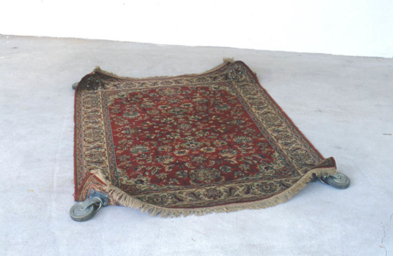 7 Pierre Malphettes 1997 Tapis Roulant 20x140x200cm courtesy d1 Villa Medici. Mostre che mettono al tappeto