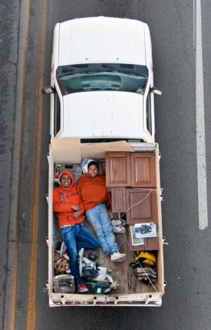 Viaggiare in auto costa e ruba troppo tempo? In Messico gli operai risolvono col carpooling. Alejandro Cartagena ci fa un progetto e vince il Premio IILA-FotoGrafia