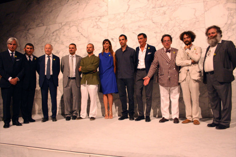 Alex Bombardieri Veronica Gaido Fabio Viale Paolo Carli Philippe Daverio Mattia Bosco Jean Blanchaert Sulle Alpi Apuane, a ricordare quando qui passavano Moore, Mirò, Cragg. Ci pensa il Premio Fondazione Henraux: ecco la fotocronaca della prima edizione…