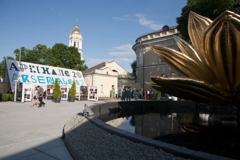 Choi Jeaong Hwa Golden Lotus 2012 Installation Shot Non solo calcio, anche Kiev ha la sua Biennale