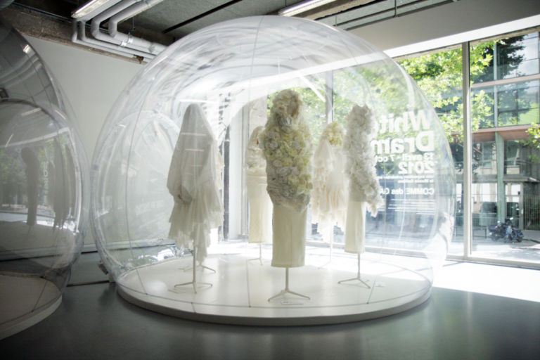 Comme des Garçons S S 2012 allestimento di Rei Kawakubo. Rei Kawakubo e Comme des Garçons. Le creazioni fantastiche della stilista giapponese in mostra a Parigi, per il programma 'hors les murs' del Musée Galliera