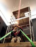 DC Tomè Questa sosta...allestimento performance installativa Resoconto di un'arrampicata, in quel di Belluno. Mario Tomè scala il vuoto per Dolomiti Contemporanee, al cospetto di una piramide a testa in giù. Il video, le foto e il racconto della performance