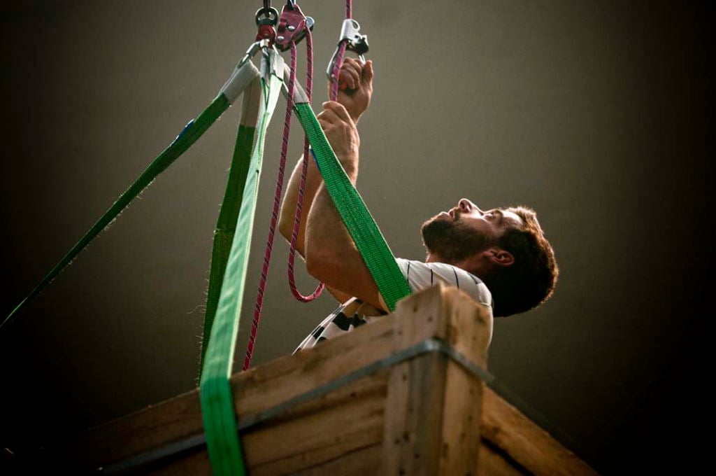 Resoconto di un’arrampicata, in quel di Belluno. Mario Tomè scala il vuoto per Dolomiti Contemporanee, al cospetto di una piramide a testa in giù. Il video, le foto e il racconto della performance