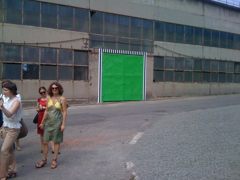 Daniel Buren 21 doors di buren Dopo i party, la parola passa all’arte. In Ukraina con Fondazione Izolyatsia e Galleria Continua, ecco foto e videointerviste del megaprogetto Where is the time?