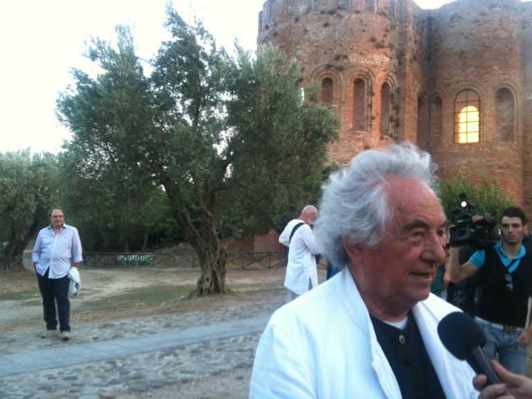 Daniel Buren al Parco Archeologico di Scolacium foto Luca Labanca 4 Scolacium come il Grand Palais. Fra il parco archeologico calabrese e il Museo Marca, arrivano le Intersezioni di Daniel Buren, qui il fotoreport