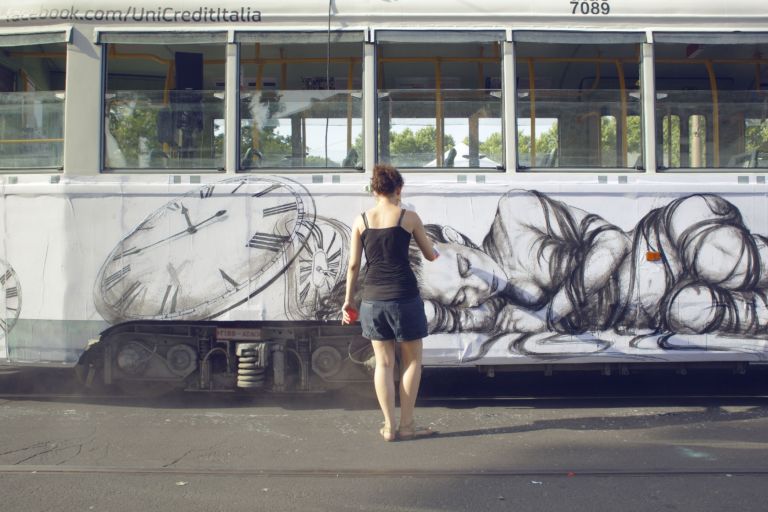 Emila Sirakova at work 2 La giovane arte sale sul tram UniCredit. Nell’estate romana (e su Facebook) c’è anche il progetto Contemporary Times. E su Artribune ci sono tutte le foto