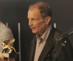 Franz West riceve il Leone dOro alla Biennale 2011 L’ultimo Leone della scultura. A sessantacinque anni scompare a Vienna Franz West, premiato a Venezia nel 2011