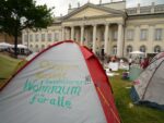 Friedrichsplatz Kassel – »doccupy« movement 1 La “d” come documenta, ma anche come d-Occupy. Il movimento pervade la rassegna di Kassel, Carolyn Christov-Bakargiev lo accoglie. E un po’ lo irreggimenta…