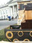 Friedrichsplatz Kassel – »doccupy« movement 3 La “d” come documenta, ma anche come d-Occupy. Il movimento pervade la rassegna di Kassel, Carolyn Christov-Bakargiev lo accoglie. E un po’ lo irreggimenta…