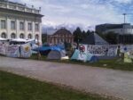 Friedrichsplatz Kassel – »doccupy« movement 5 La “d” come documenta, ma anche come d-Occupy. Il movimento pervade la rassegna di Kassel, Carolyn Christov-Bakargiev lo accoglie. E un po’ lo irreggimenta…