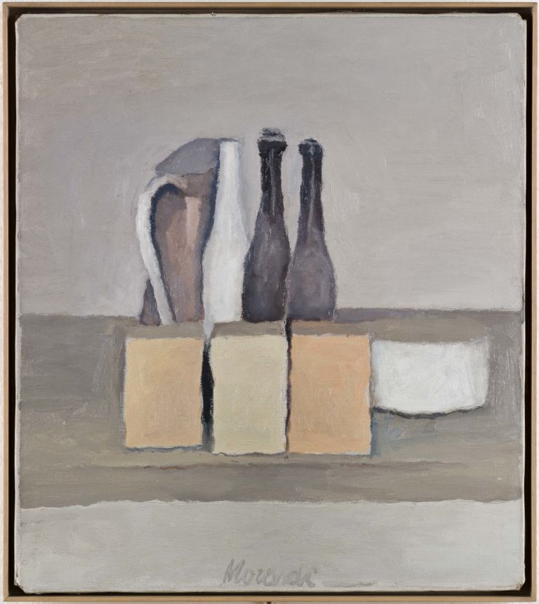 Giorgio Morandi, Natura morta, 1956, olio su tela, 40,5 x 35,4 cm, Mart, Museo di arte moderna e contemporanea di Trento e Rovereto, Collezione Augusto e Francesca Giovanardi