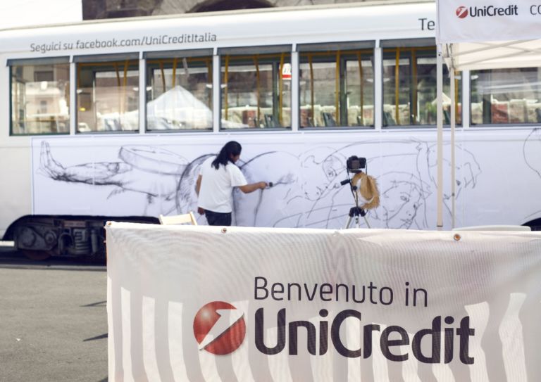 Giovanni Manzoni Piazzalunga at work La giovane arte sale sul tram UniCredit. Nell’estate romana (e su Facebook) c’è anche il progetto Contemporary Times. E su Artribune ci sono tutte le foto