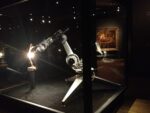 Il robot di Conrad Shawcross sullo sfondo Tiziano Tiziano alla National Gallery di Londra. Tra costumi di scena, coreografie, poesie e lo 'scandaloso' peep show di Mark Wallinger. Tutte le foto in anteprima