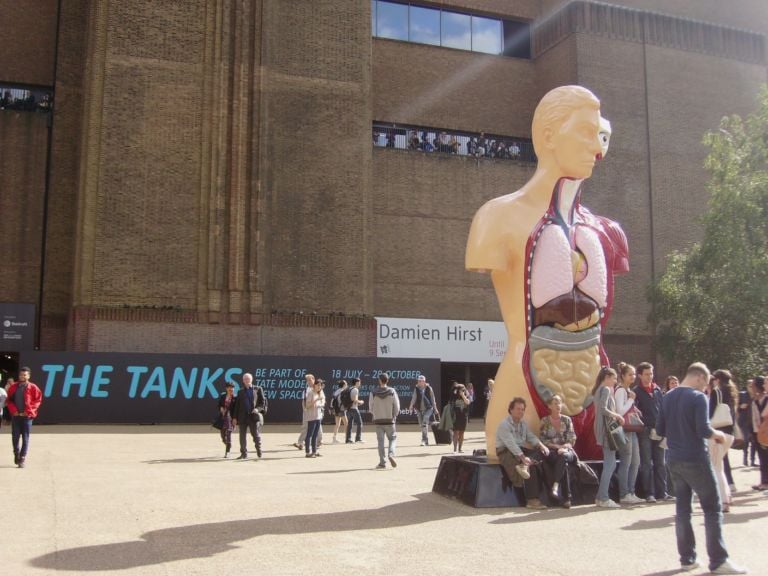 Inaugurazione The Tanks Tate Modern Londra 1 Il primo pezzetto della Tate Modern 2, ovvero The Tanks. Siamo andati a vedere per voi i nuovi spazi pensati da H&dM per performance, videoarte, installazioni, ecco le nostre foto e un video