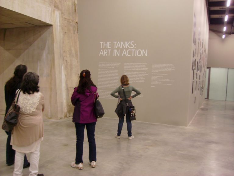 Inaugurazione The Tanks Tate Modern Londra 3 Il primo pezzetto della Tate Modern 2, ovvero The Tanks. Siamo andati a vedere per voi i nuovi spazi pensati da H&dM per performance, videoarte, installazioni, ecco le nostre foto e un video