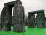 Jeremy Deller Sacrilege 1 Il sacrilegio di Jeremy Deller: Stonehenge rifatta con materassini gonfiabili per bambini. È un'altra tessera del mosaico London 2012 Festival