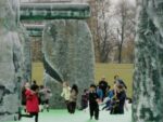 Jeremy Deller Sacrilege 2 Il sacrilegio di Jeremy Deller: Stonehenge rifatta con materassini gonfiabili per bambini. È un'altra tessera del mosaico London 2012 Festival