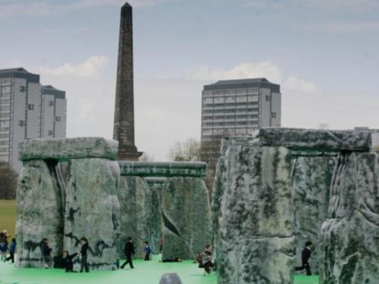 Jeremy Deller Sacrilege 3 Il sacrilegio di Jeremy Deller: Stonehenge rifatta con materassini gonfiabili per bambini. È un'altra tessera del mosaico London 2012 Festival