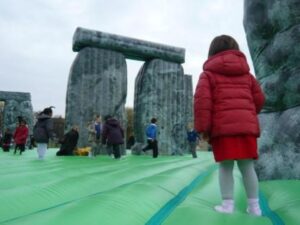 Il sacrilegio di Jeremy Deller: Stonehenge rifatta con materassini gonfiabili per bambini. È un’altra tessera del mosaico London 2012 Festival
