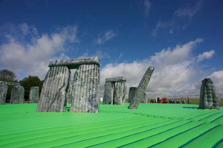 Jeremy Deller Sacrilege 5 Il sacrilegio di Jeremy Deller: Stonehenge rifatta con materassini gonfiabili per bambini. È un'altra tessera del mosaico London 2012 Festival