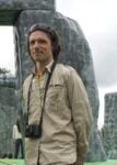 Jeremy Deller davanti alla sua irriverente opera Il sacrilegio di Jeremy Deller: Stonehenge rifatta con materassini gonfiabili per bambini. È un'altra tessera del mosaico London 2012 Festival