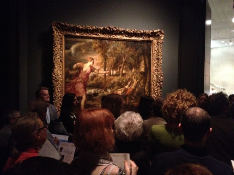La Morte di Atteone di Tiziano e la folla Tiziano alla National Gallery di Londra. Tra costumi di scena, coreografie, poesie e lo 'scandaloso' peep show di Mark Wallinger. Tutte le foto in anteprima