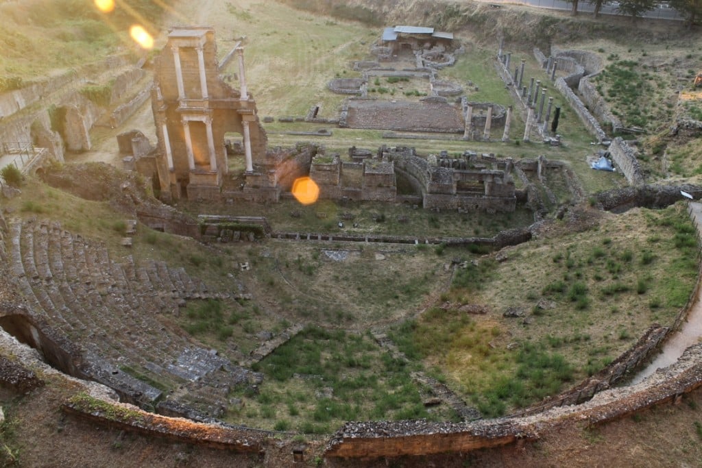 Parlare di degrado, in casa del degrado. A Volterra arrivano Luca Nannipieri e Philippe Daverio: serata per salvare il Teatro Romano, che è ridotto così…