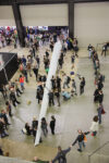 La pala della turbina eolica nella Turbine Hall della Tate Modern a Londra 1 E noi occupiamo la Turbine Hall. Con una turbina vera, da 16 metri. Spettacolare protesta alla Tate Modern, nel mirino ancora una volta la British Petroleum