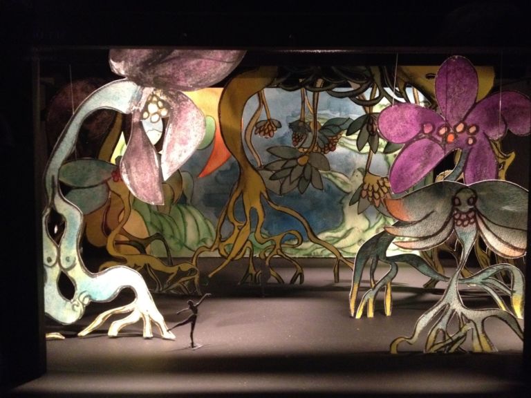 La scenografia teatrale firmata da Chris Ofili Tiziano alla National Gallery di Londra. Tra costumi di scena, coreografie, poesie e lo 'scandaloso' peep show di Mark Wallinger. Tutte le foto in anteprima