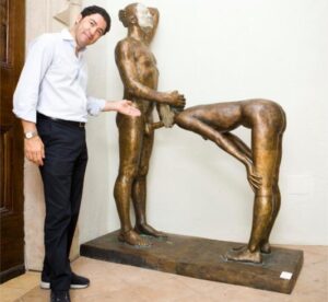 Berlusconi e l’”Atto Divino”. A Spoleto Mikhail Dolgopolov ritrae l’ex presidente con una statua osé: e Vittorio Sgarbi fa l’indignato