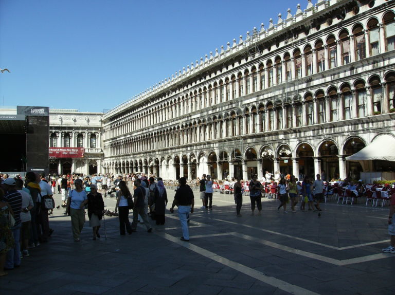 Le Procuratie Nuove a Venezia Una grande festa italo-austro-francese. Venezia ritrova gli Appartamenti Imperiali d’Austria, le stanze di Sissi, da domani aperte al pubblico nel Museo Correr. Su Artribune le prime foto