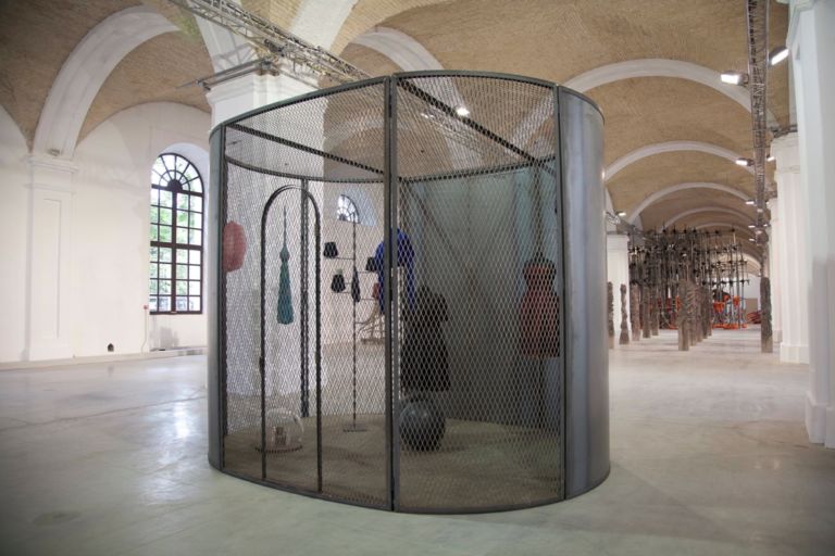 Louise Bourgeois CELL BLACK DAYS 2006 Non solo calcio, anche Kiev ha la sua Biennale