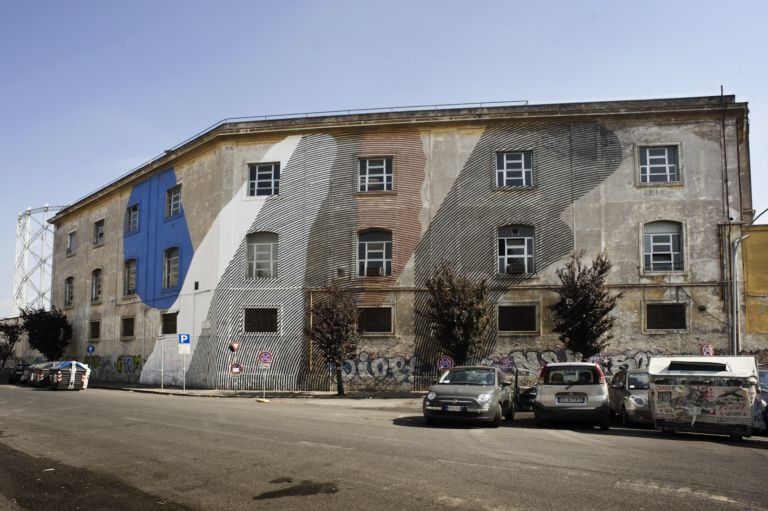 Momo panoramica DanielaPellegrini 15 Roma d’estate? “Guarda in alto”, grazie ai graffiti di Outdoor Urban Art Festival. Il quartiere ostiense cambia pelle, con quattro street artisti internazionali