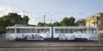 Panoramica dellopera di Emila Sirakova La giovane arte sale sul tram UniCredit. Nell’estate romana (e su Facebook) c’è anche il progetto Contemporary Times. E su Artribune ci sono tutte le foto