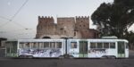 Panoramica dellopera di Giovanni Manzoni Piazzalunga La giovane arte sale sul tram UniCredit. Nell’estate romana (e su Facebook) c’è anche il progetto Contemporary Times. E su Artribune ci sono tutte le foto