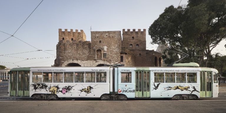 Panoramica dellopera di Marco Minotti La giovane arte sale sul tram UniCredit. Nell’estate romana (e su Facebook) c’è anche il progetto Contemporary Times. E su Artribune ci sono tutte le foto