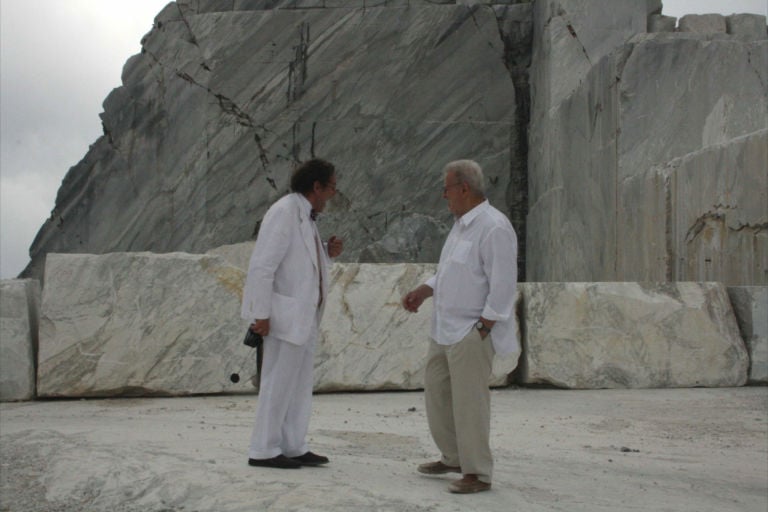 Philippe Daverio e Christos M. Joachimides Sulle Alpi Apuane, a ricordare quando qui passavano Moore, Mirò, Cragg. Ci pensa il Premio Fondazione Henraux: ecco la fotocronaca della prima edizione…