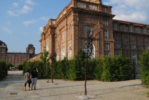 I Giardini della Venaria Reale? Una Jungla. Anzi, una Art Jungle. Da Paolo Grassino a Fabio Viale, sculture e installazioni per arredare il verde. Il fotoreport di Artribune