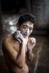 Roth Myanmar Sailor washes face Fotografi di tutti il mondo, unitevi. Dall’Italia il network virale Shoot4Change arriva a New York: ecco le immagini in mostra…