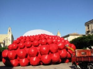 Favara Reloaded… Ma non troppo. Grande evento per Farm Cultural Park, nell’agrigentino. Con troppa carne al fuoco, però, si arriva alla frutta. E il melograno gonfiabile s’ammoscia