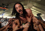 Steve Aoki Il minimo indispensabile per Steve Aoki. Vizi e capricci di una star della consolle. Che senza la sua bibita al cocco e uno spara caramelle, di suonare non ne vuole sapere