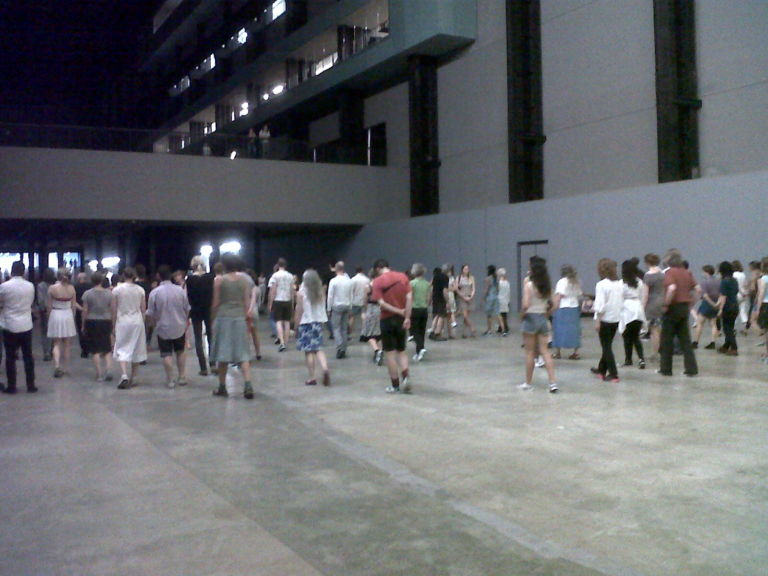 Tino Sehgal These Associations Turbine Hall Tate Modern Londra foto Aldo Colella 11 È impossibile da raccontare, noi ci proviamo con tante immagini. Ecco una full immersion fotografica nel nuovo progetto di Tino Sehgal alla Tate Modern