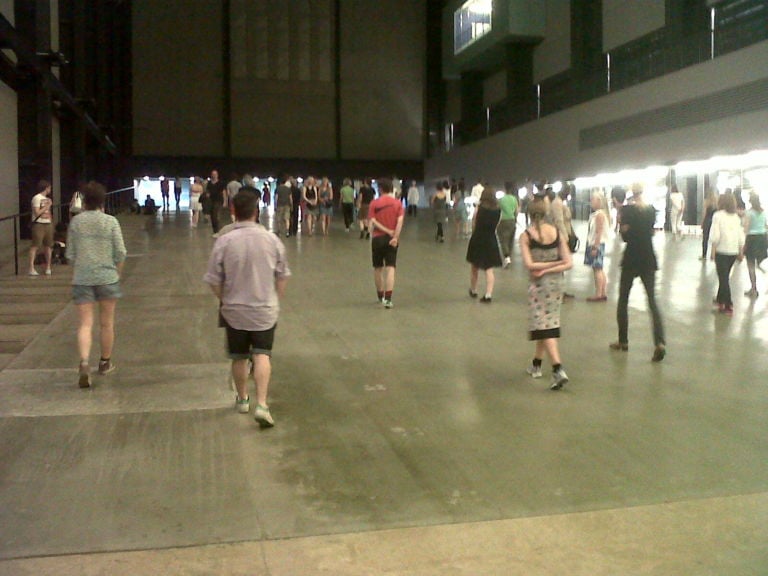 Tino Sehgal These Associations Turbine Hall Tate Modern Londra foto Aldo Colella 15 È impossibile da raccontare, noi ci proviamo con tante immagini. Ecco una full immersion fotografica nel nuovo progetto di Tino Sehgal alla Tate Modern