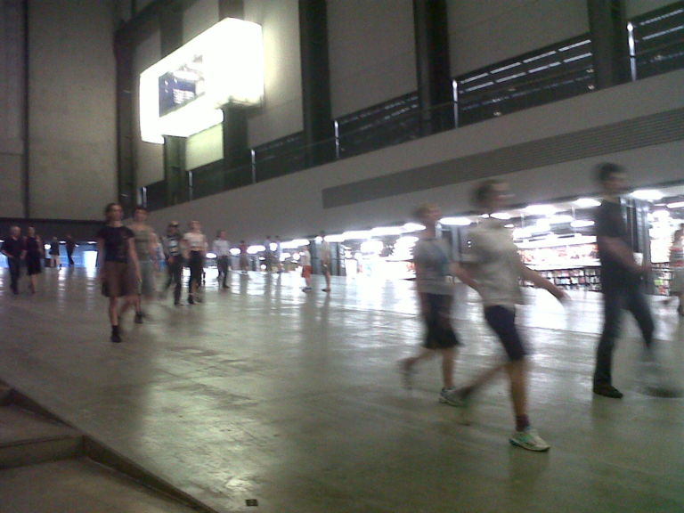 Tino Sehgal These Associations Turbine Hall Tate Modern Londra foto Aldo Colella 18 È impossibile da raccontare, noi ci proviamo con tante immagini. Ecco una full immersion fotografica nel nuovo progetto di Tino Sehgal alla Tate Modern