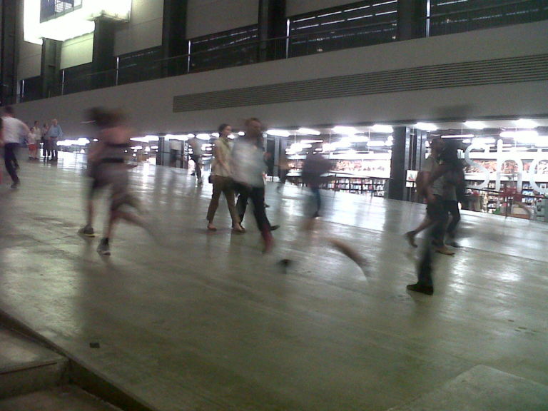 Tino Sehgal These Associations Turbine Hall Tate Modern Londra foto Aldo Colella 19 È impossibile da raccontare, noi ci proviamo con tante immagini. Ecco una full immersion fotografica nel nuovo progetto di Tino Sehgal alla Tate Modern